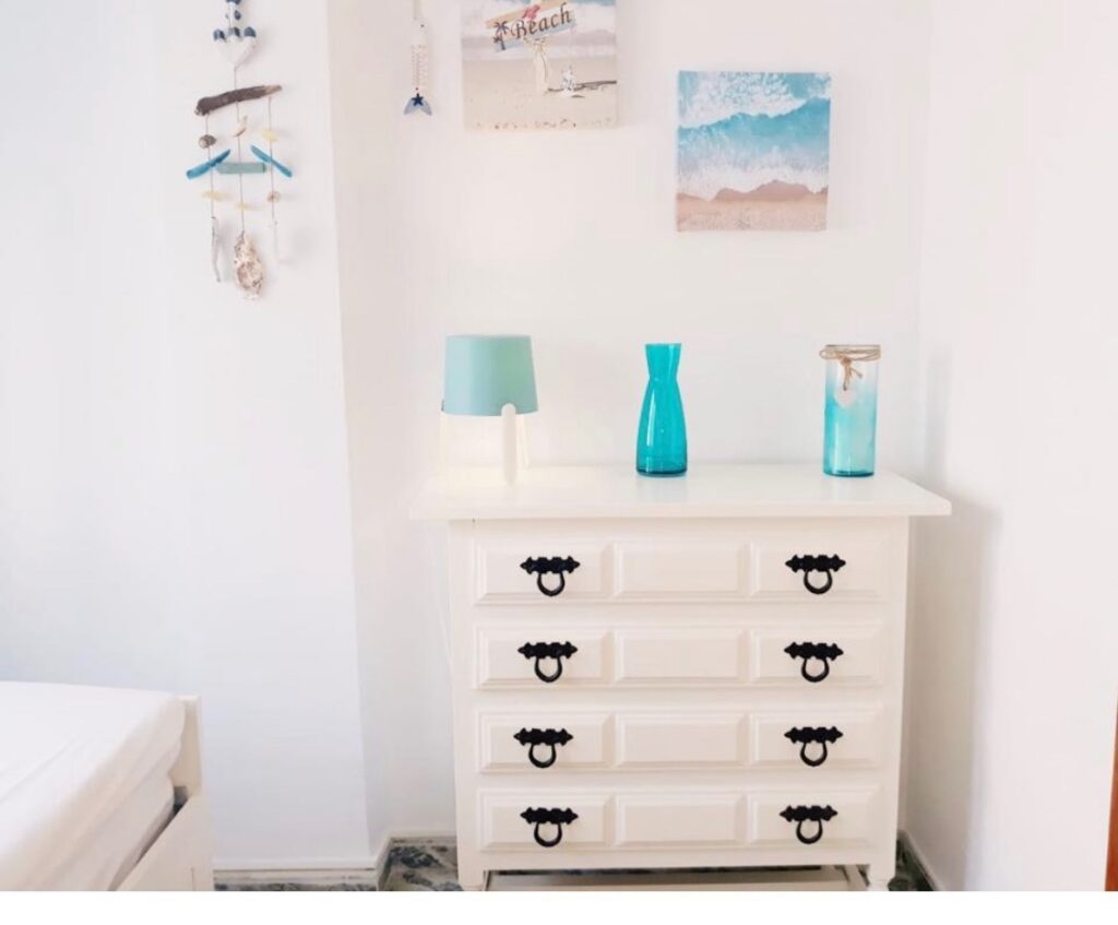 Commode blanche et décoration marine dans un logement